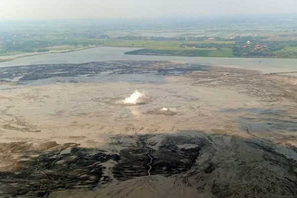 Aliran lumpur panas meletus di sebuah desa di Sumatera Utara, Indonesia, sehingga memicu kembali kekhawatiran akan terulangnya bencana Lapindo