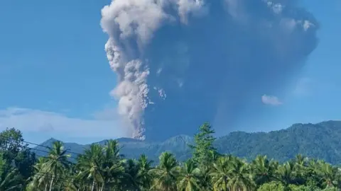 Gunung Dukono: Saya memandu para pendaki mendaki sebuah gunung berapi di Indonesia