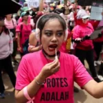 Indonesia: Ratusan perempuan yang membawa sapu ikut serta dalam aksi protes saat Prabowo terbang ke Tiongkok