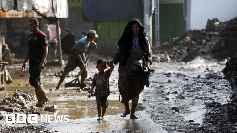 Jumlah korban tewas akibat banjir di Indonesia melampaui 600 orang