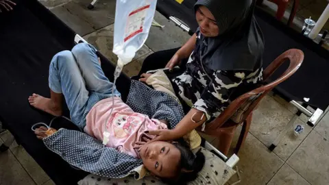 Kasus keracunan makanan dan aksi protes di Indonesia menguji tahun pertama Prabowo menjabat