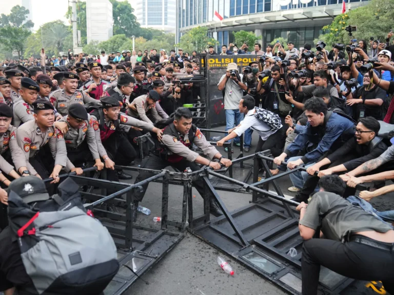 Mahasiswa Indonesia menggelar aksi protes menentang kebijakan pemerintah di tengah tekanan ekonomi