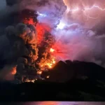 Peringatan tsunami dikeluarkan setelah gunung berapi meletus di Indonesia, dan ribuan orang diminta untuk mengungsi