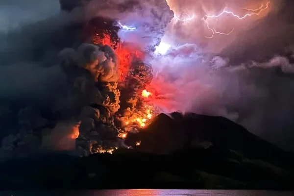 Peringatan tsunami dikeluarkan setelah gunung berapi meletus di Indonesia, dan ribuan orang diminta untuk mengungsi