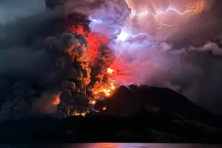 Peringatan tsunami dikeluarkan setelah gunung berapi meletus di Indonesia, dan ribuan orang diminta untuk mengungsi