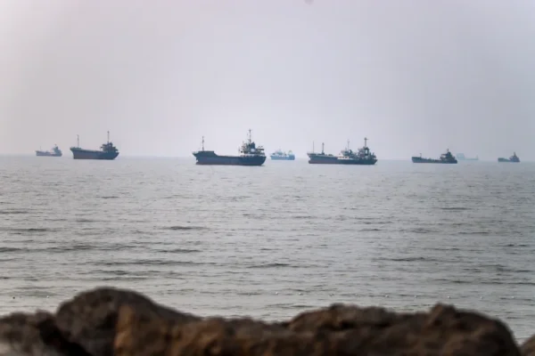 Serangan antara AS dan Iran semakin memanas di Selat Hormuz, yang mengancam akan menggagalkan gencatan senjata