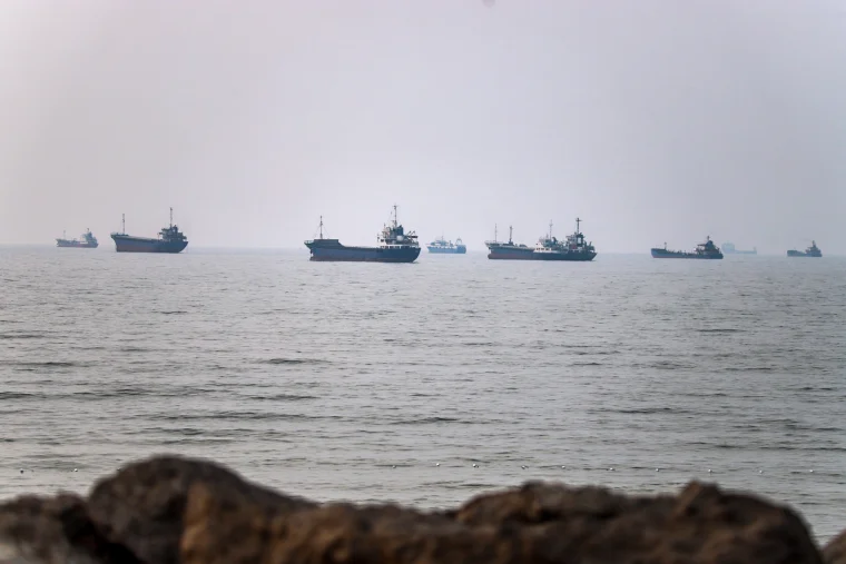 Serangan antara AS dan Iran semakin memanas di Selat Hormuz, yang mengancam akan menggagalkan gencatan senjata