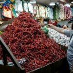 Terlalu panas untuk ditangani: Harga cabai memicu inflasi bulanan Indonesia