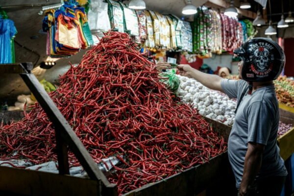 Terlalu panas untuk ditangani: Harga cabai memicu inflasi bulanan Indonesia
