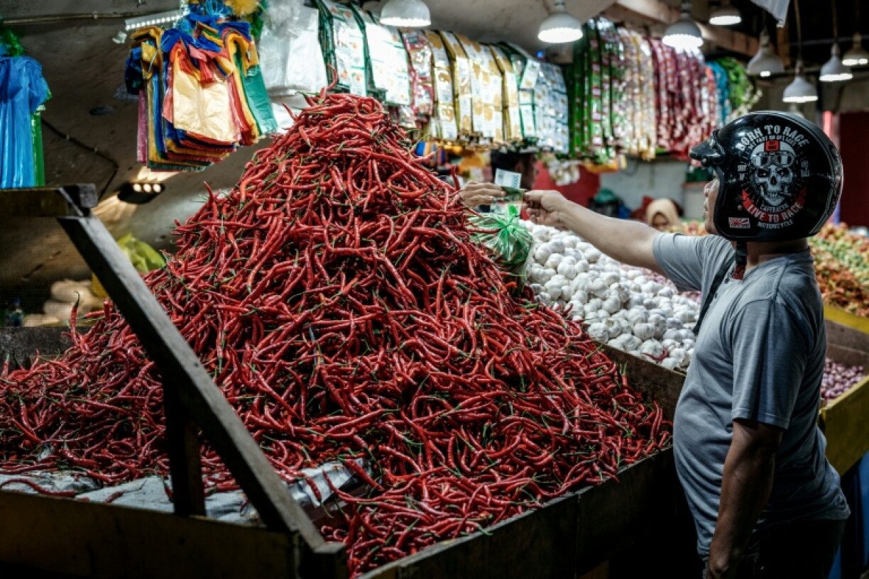Terlalu panas untuk ditangani: Harga cabai memicu inflasi bulanan Indonesia