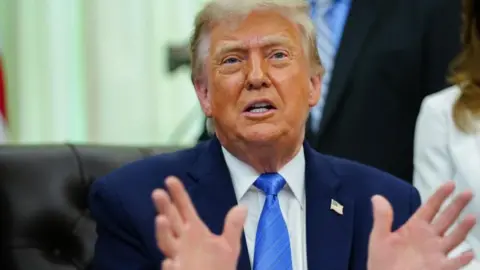 Trump mengatakan AS akan kembali menyerang Iran 'dengan keras' hari ini