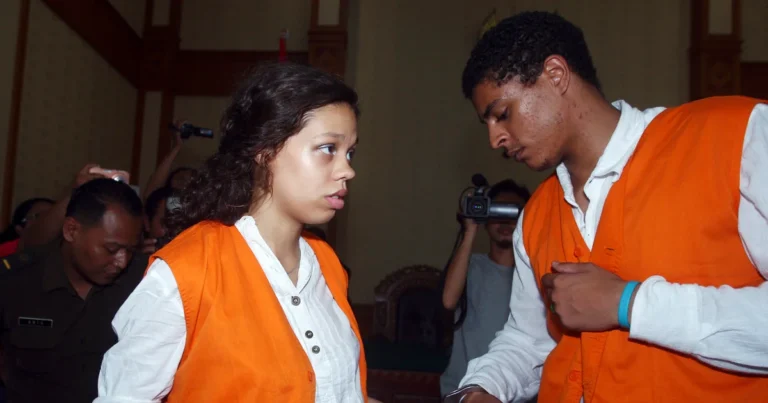 Warga Amerika yang menjalani hukuman penjara selama 11 tahun atas kasus “pembunuhan koper” yang terkenal di Bali telah dibebaskan dan dideportasi oleh Indonesia