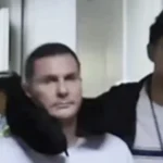 Rekaman terbaru memperlihatkan bos geng asal Skotlandia, Steven Lyons, digiring melintasi bandara setelah dideportasi dari Bali