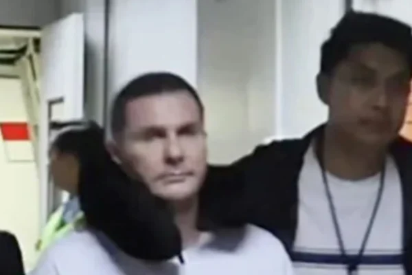 Rekaman terbaru memperlihatkan bos geng asal Skotlandia, Steven Lyons, digiring melintasi bandara setelah dideportasi dari Bali